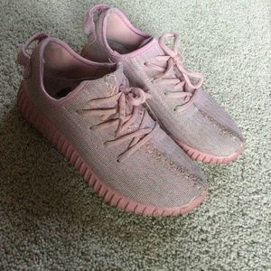 Women’s pink Yeezy look a likes size 6
